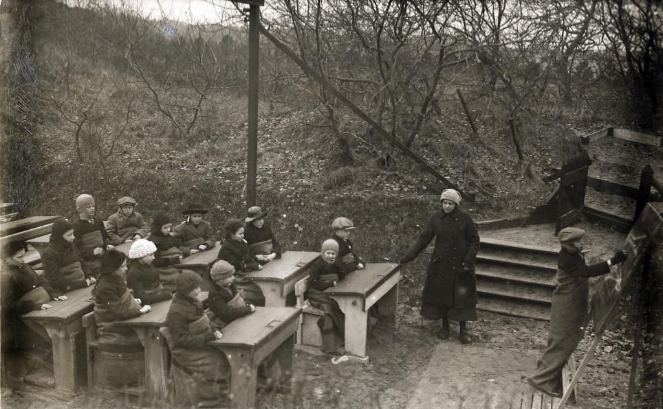 Openluchtschool in de vrieskou / Open-air school in the freezing cold by Nationaal Archief, on Flickr